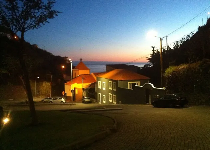 Calheta Beach House T2 Guest house